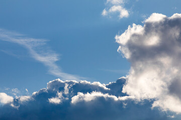 Fototapeta na wymiar Nuvole illuminate dal sole radente in una giornata di fine febbraio