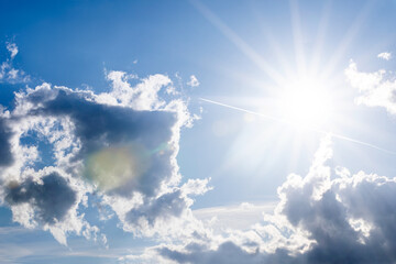 Nuvole illuminate dal sole radente in una giornata di fine febbraio