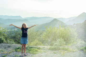 Obraz premium child in the mountains with sun