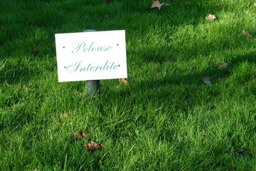Pancarte pelouse interdite