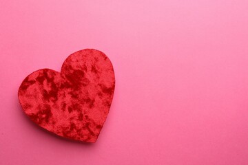 Obraz premium Red textile heart on pink background, top view. Space for text