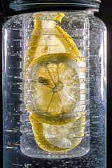 Frische Zitronen in der Wasserflasche