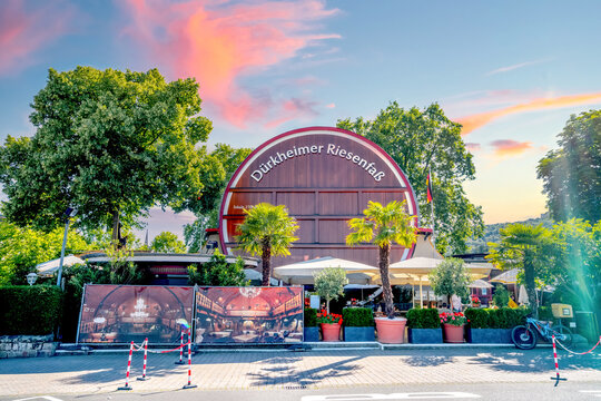 Weinfass, Altstadt, Bad Duerkheim, Deutschland 