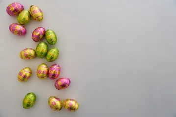 Poster Lapin et œufs de pâques en chocolat sur fond blanc.  © shootandcreate