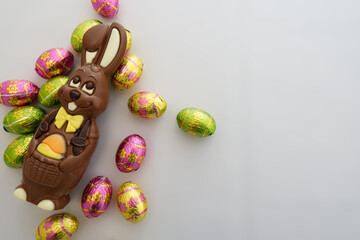 Lapin et œufs de pâques en chocolat sur fond blanc. 