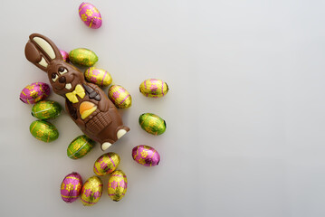 Lapin et œufs de pâques en chocolat sur fond blanc. 