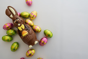 Lapin et œufs de pâques en chocolat sur fond blanc. 