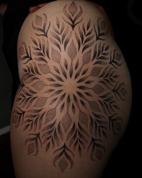 tatouage ornemental sur cuisse