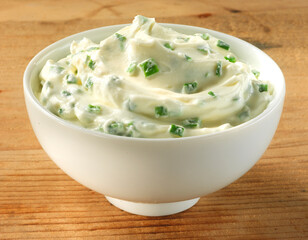 Quarkdip, Kräuterdip, Creme, Porzellanschale, Kräutercreme