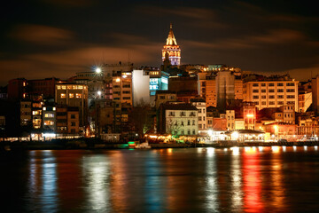 Obraz premium Istanbul skyline with Galata Tower at night.