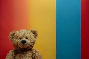 Einsamer Teddybär: Neutrales Stofftier auf weißem Hintergrund