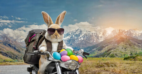 Lapin avec des lunettes de soleil sur une moto avec des œufs de Pâques décorés. - obrazy, fototapety, plakaty