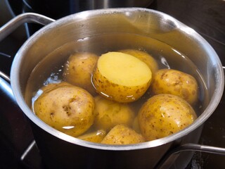 Ziemniaki gotują sie w garnku na obiad.