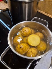 Ziemniaki gotują sie w garnku na obiad. - obrazy, fototapety, plakaty