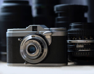 Innenraum, dunkler Stoffhintergrund, kleine leichte analoge Kleinbildkamera für 35mm Film