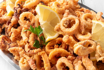 Vassoio di calamari fritti, cibo mediterraneo 