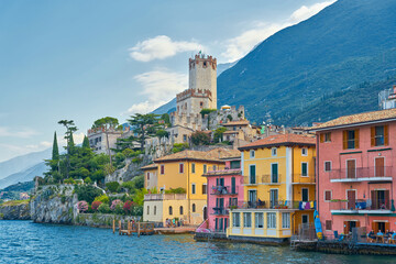 Ansicht des beliebten Ortes Malcesine am Gardasee in Italien vom Wasser aus  - 746730421