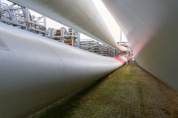 Lagerplatz für Rotorblätter von Windkraftanlagen in einem Industriegebiet in Magdeburg in Deutschland - 746731084