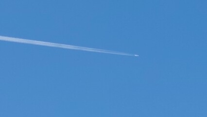 航跡を残しながら青空を飛ぶ飛行機