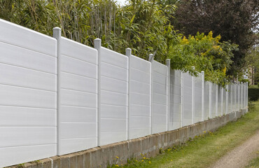 Brise-vue en aluminium blanc d'une maison	
