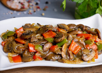 Sauteed mushrooms with onions and peppers. It is eaten as an appetizer with meals. (Turkish name; soslu mantar mezesi)