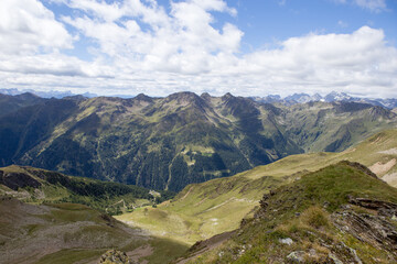 Osttirol vom Roten Kinkele aus, unten Kamelisenalm