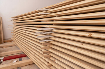 Stapel mit Massivholzdielen auf einer Baustelle