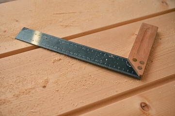 Schreinerwinkel auf einem Stapel Holzdielen