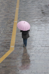 雨降りの日の都心。傘をさした人々。大阪梅田で撮影