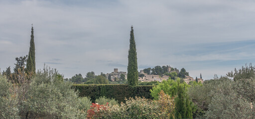 Village Provençal d'Eygalières dans les Alpilles, village perché au milieu des champs d'oliviers...