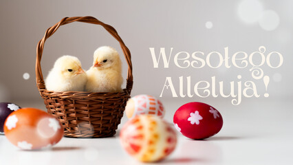 Wesołego alleluja! - dwa kurczaczki w koszyku wiklinowym w otoczeniu pisanek, urocze pisklęta - obrazy, fototapety, plakaty