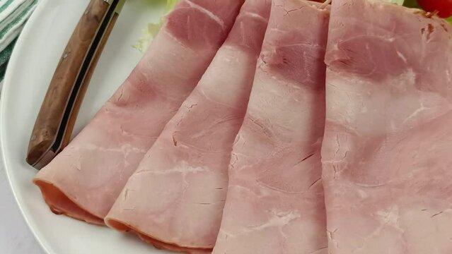 assiette de tranches de jambon blanc, en gros plan