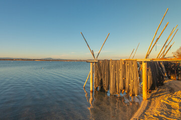 Filets de pêcheurs au coucher de soleil sur l'Etang de l'Arnel à Villeneuve-lès-Maguelone, près...