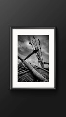 Fischerboot im Detail - Monochromes Foto mit Rahmen an einer dunklen Wand - Style Kunst und Fotografie