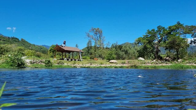 Parque natural donde un hermoso lago es habitado por aver silvestres, entre &aacute;rboles, ofreciendo un paisaje id&iacute;lico  de agua.