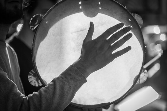 Musica, strumenti, folklore napoletano, tarantella, tammuriata, tamburelli, mandolino, violino, chitarra, tamorre, flauto.