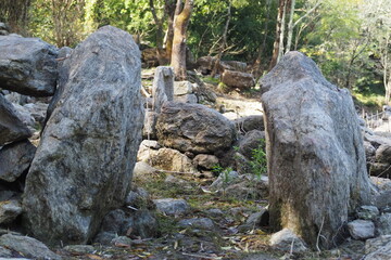 rocas abriendo camino