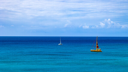 ハワイの青い海とヨット