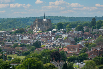 Beautiful panorama of medieval city with Arundel Cathedral on top of a hill - obrazy, fototapety, plakaty