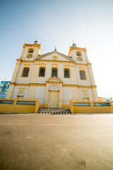 Igreja católica com duas torres e cora amarela.  - obrazy, fototapety, plakaty