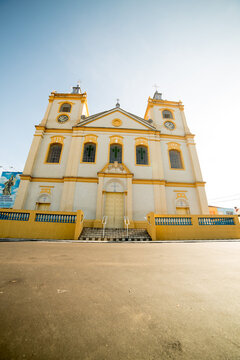 Igreja cat&oacute;lica com duas torres e cora amarela. 