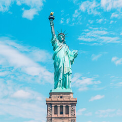 Fototapeta premium Majestic Statue of Liberty Against Blue Sky