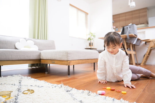 おままごとやごっご遊びをする子ども　自3歳～4歳のイメージ　広角のリビング