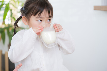 牛乳を飲む子ども - obrazy, fototapety, plakaty