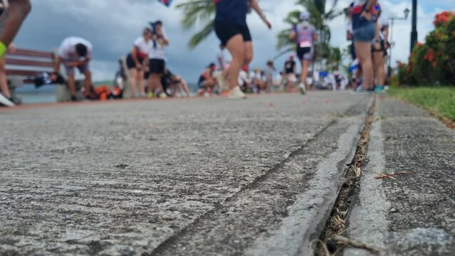 Corredores superando sus l&iacute;mites en el marat&oacute;n de Iron Man en un perfecto d&iacute;a de verano en Panam&aacute;