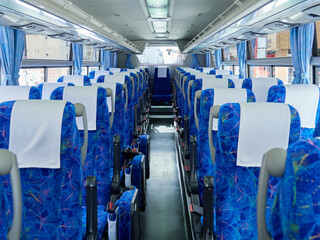 大型観光バスの広い空間と座席の様子