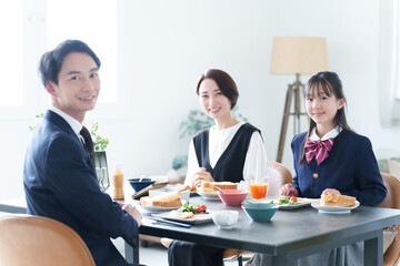 Obraz na płótnie Canvas 食卓で朝食を食べる家族のポートレート