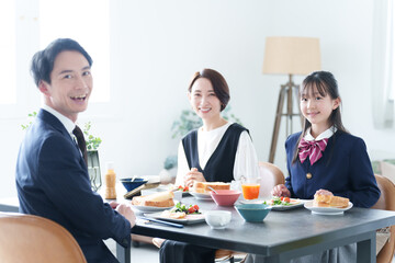 食卓で朝食を食べる家族のポートレート