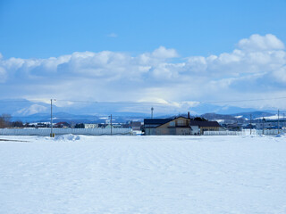 冬の北海道の旭川市の郊外の街の雪風景