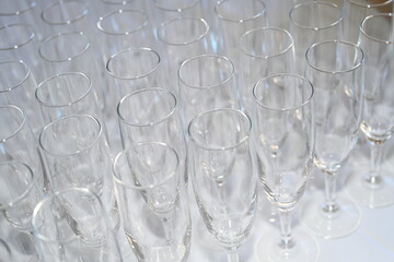ensemble de verres, flutes à champagne bien rangées et vides